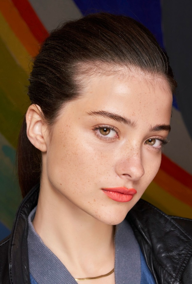 شفاه متوهجة وجريئة لإطلالة صيفية منعشة مع هذه المستحضرات