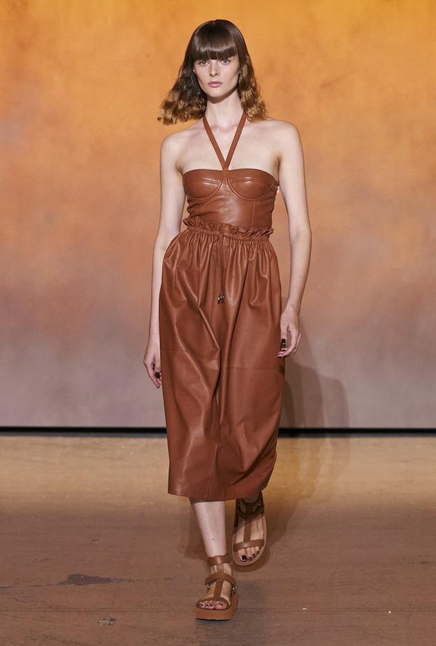  فستان من الجلد العسلي من Hermes