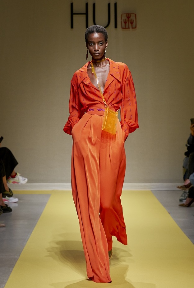 أفكار تنسيق السروال الملون لإطلالة مونوكروم من Hui