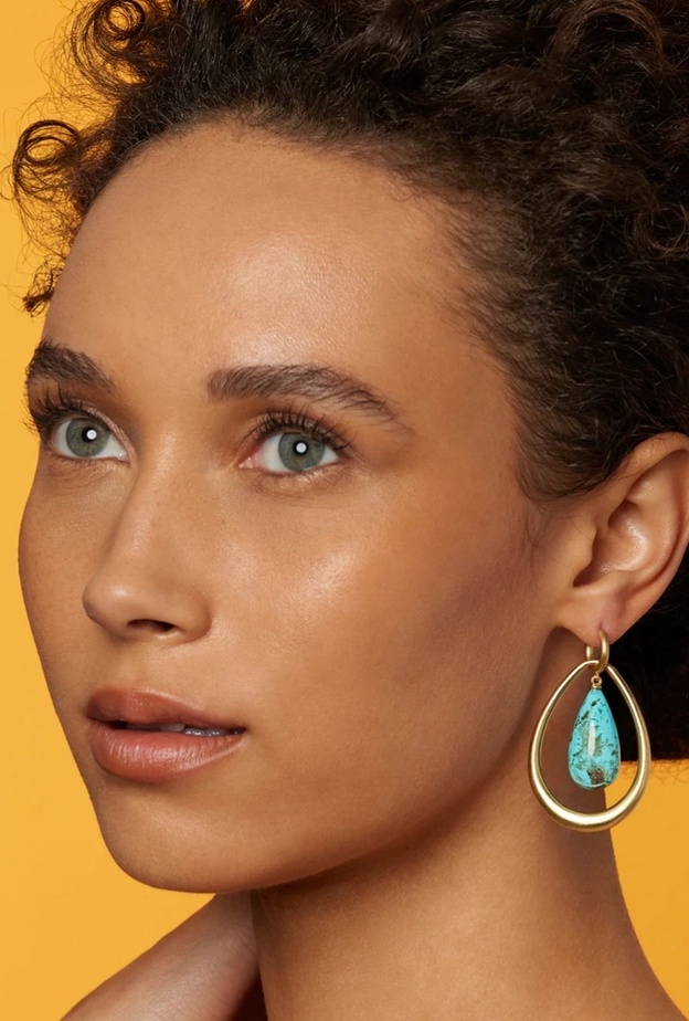 قطع مجوهرات لا يمكن الاستغناء عنها في إطلالة العباية الرمضانية