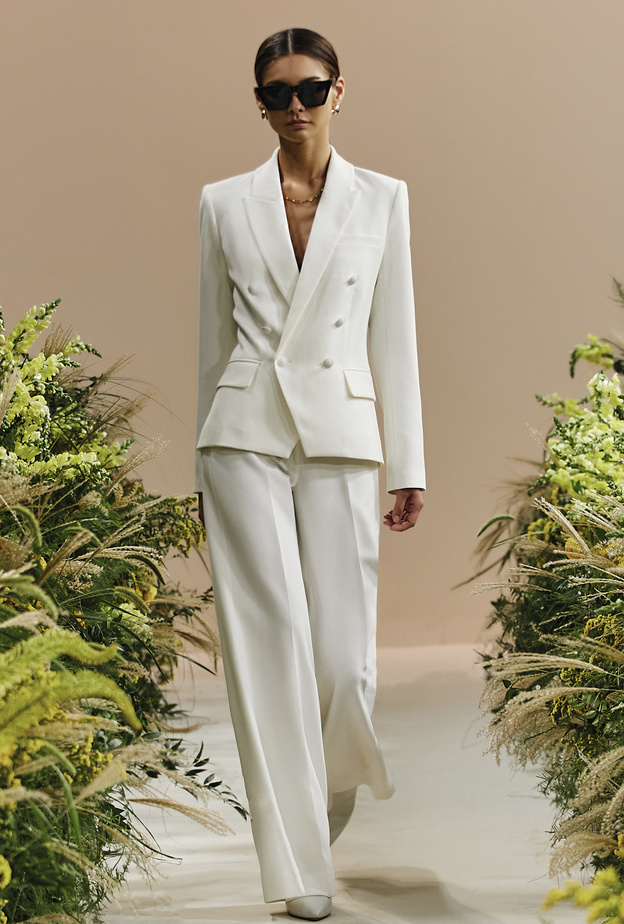 إطلالات محتشمة مع البدلات الرسمية البيضاء في عيد الفطر 2022