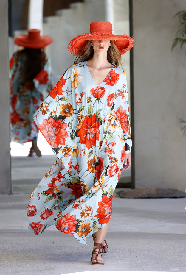 موديلات فساتين محتشمة بنقشات الورود لإطلالات مشرقة في رمضان 2022