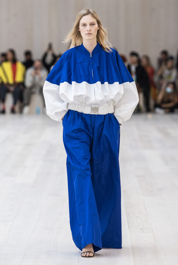 إطلالات صيفية بصيحات رياضية واسعة ويومية