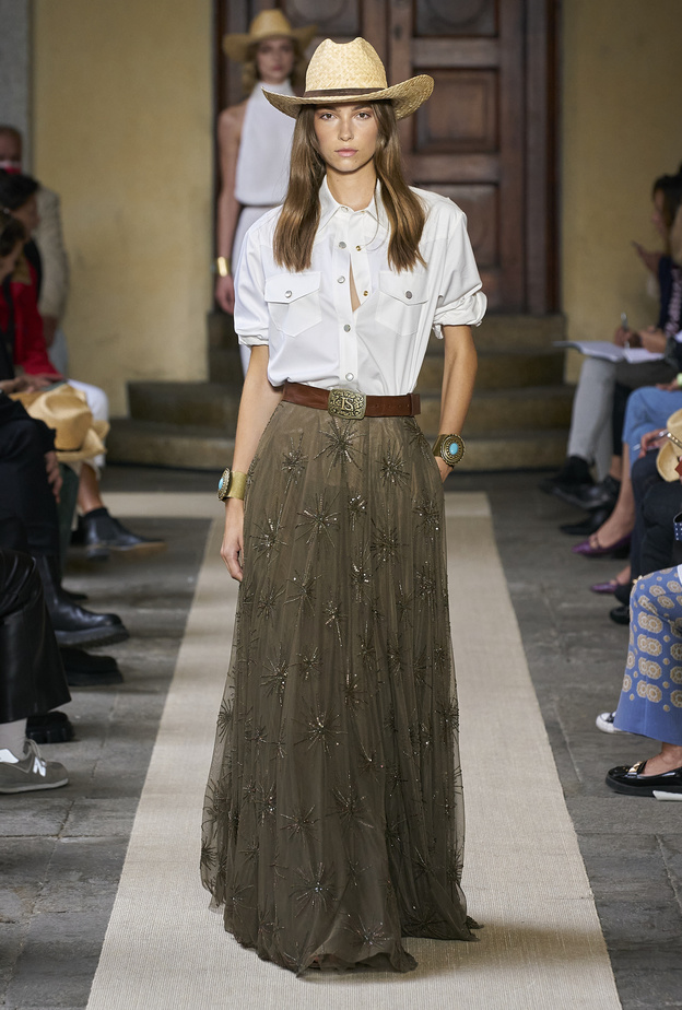 طرق لاتداء وتنسيق موضة التنانير الطويلة للإطلالات اليومية في رمضان 2022