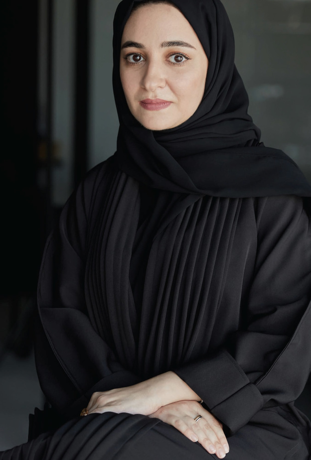 حوار مجلة "هي" مع المصممة الإماراتية خلود شرفي بمناسبة تعاونها مع Michael Kors