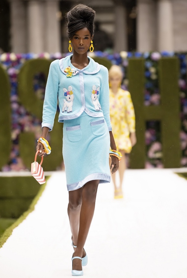 تنسيق اللّون الأزرق الفاتح لإطلالة لافتة وحيوية من Moschino