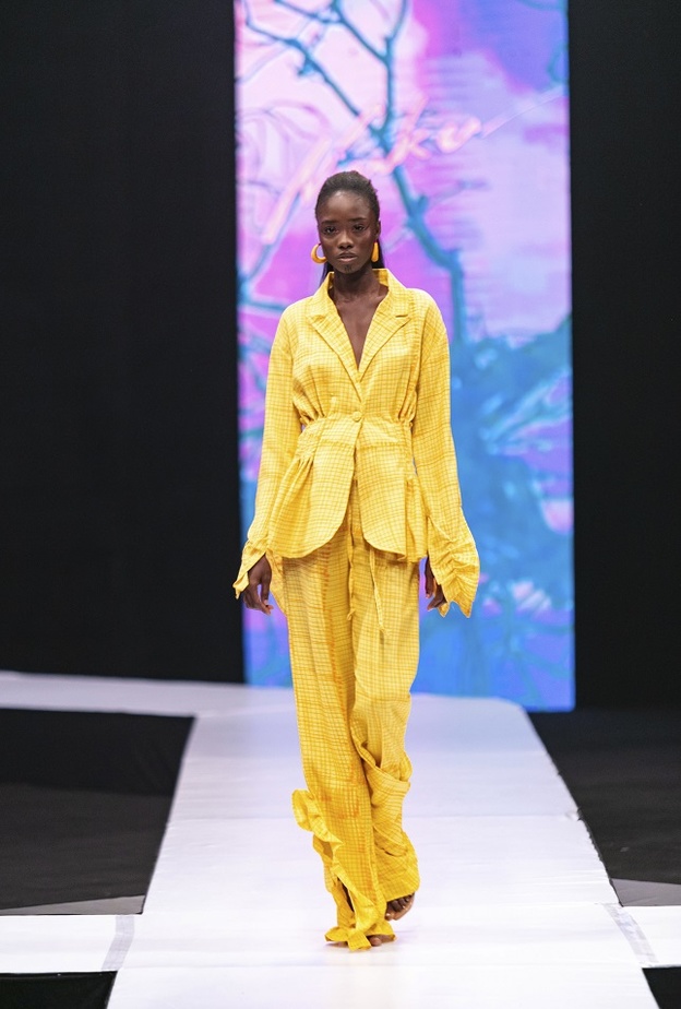 إطلالات بألوان نارية بأسلوب الطقم المميّز من Niuku