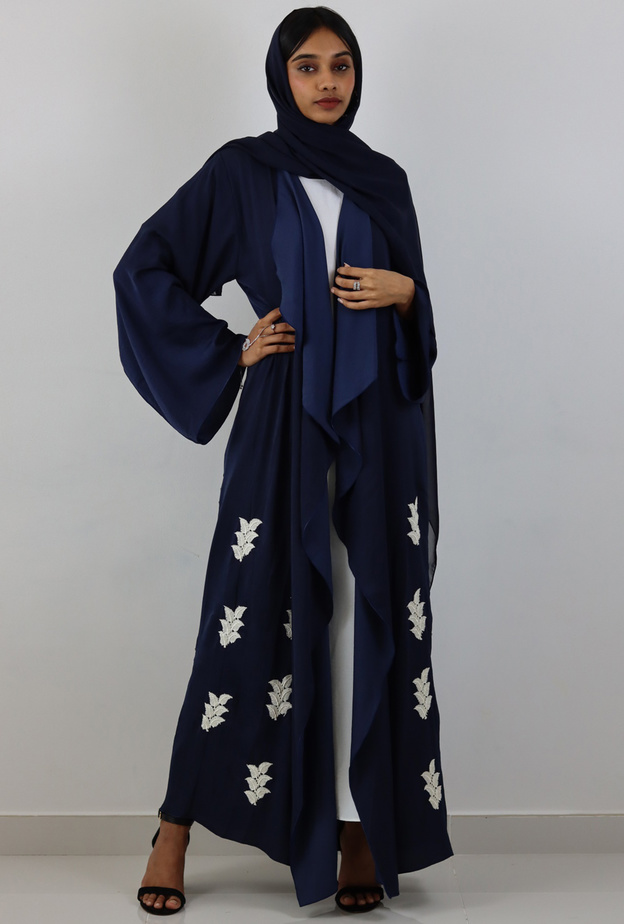 موديلات عبايات كحلية وبيضاء للصبايا في رمضان 2022