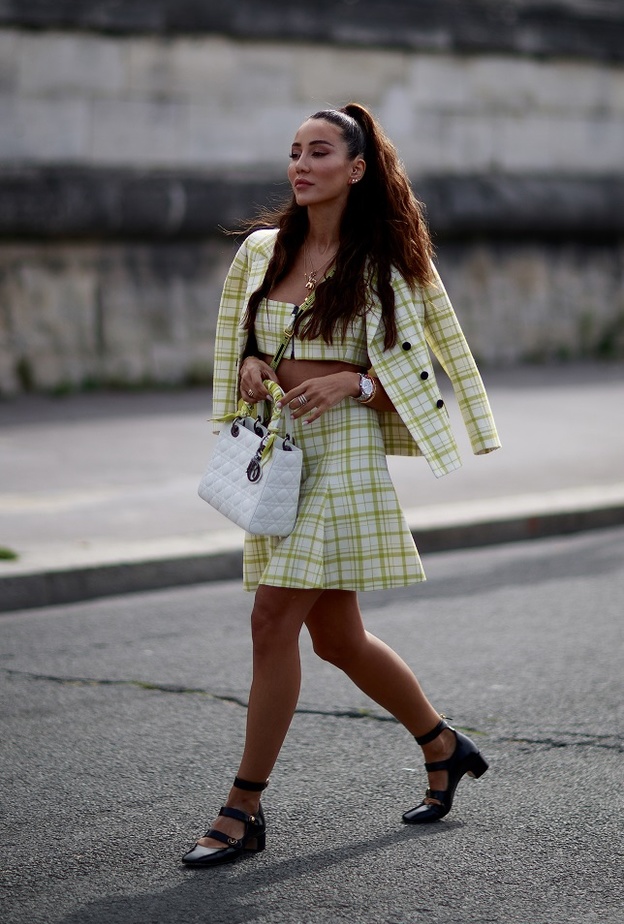 إطلالات موسم صيف 2022 بأسلوب البدل بالتنورة للوك جذاب ولافت