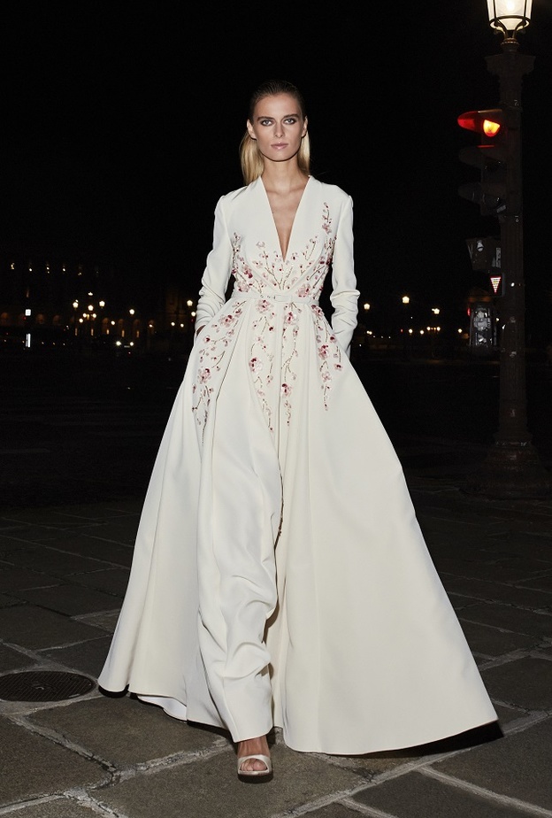 تصاميم جمبسوت عصرية فخمة باللّون الأبيض من Rami El Ali