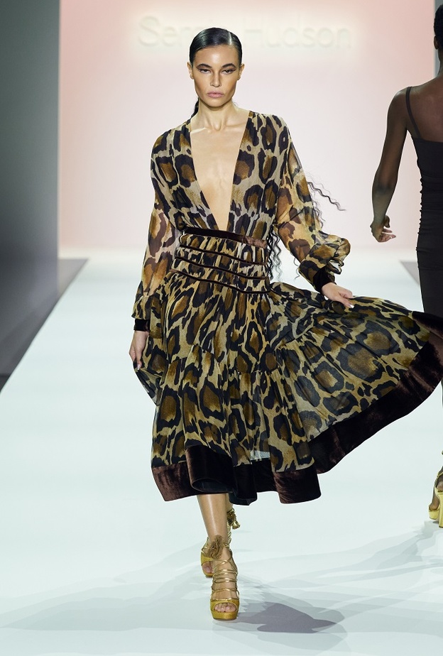 موديلات فساتين ميدي للوك جذاب وساحر بنقشة الفهد من Sergio Hudson