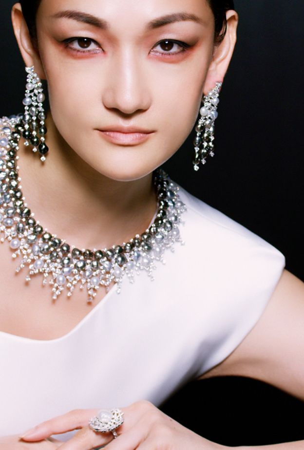 أروع المجوهرات المرصعة بالأحجار الكريمة السوداء