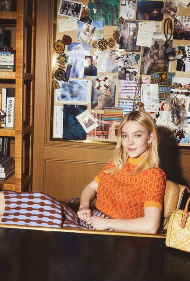 SYDNEY SWEENEY، سفيرة العلامة التجارية لشركة TORY BURCH
