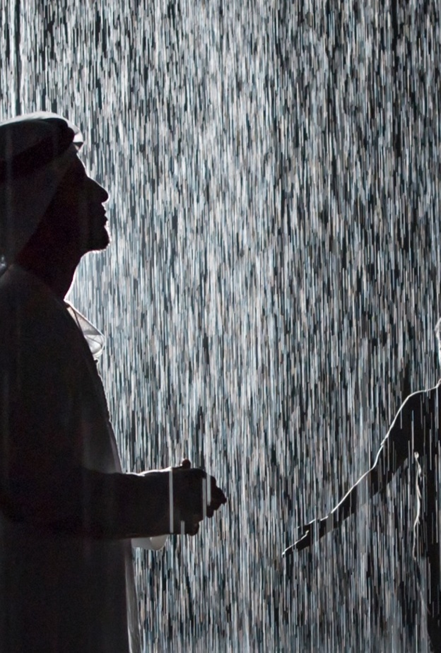 الغرفة الماطرة.. تجربة معايشة غامرة بالسعادة في عالم الأمطار بالشارقة