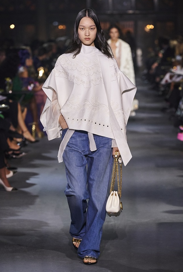 أزياء بسيطة ومريحة للوك لافت بأسلوب Valentino المميّز