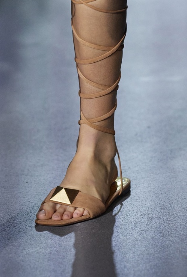 موديلات أحذية بالكعب المسطح بشرائط عالية من Valentino