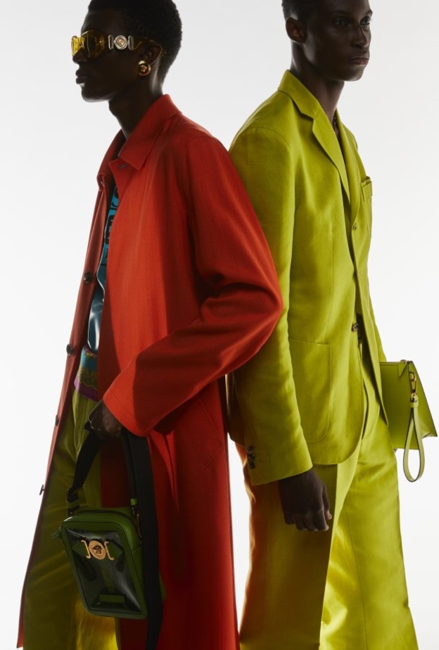 دار Versace تقدّم مجموعة أكسسوارات MEDUSA BIGGIE