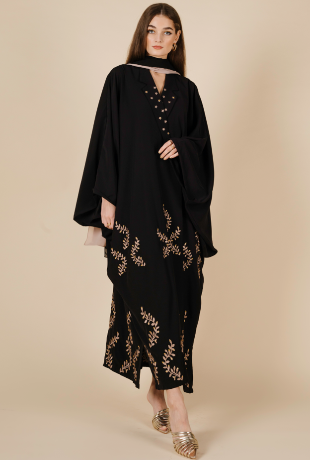الذهبي الجذاب بعباية سوداء أنيقة من تصميم WA Dubai