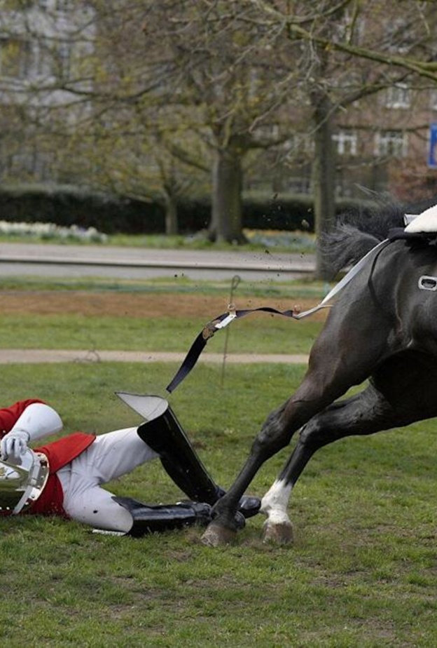  سقوط أحد جنود ملكة بريطانيا من على حصانه خلال تدريبات اليوبيل البلاتيني