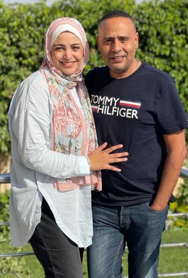 محمود عبد المغني وزوجته 