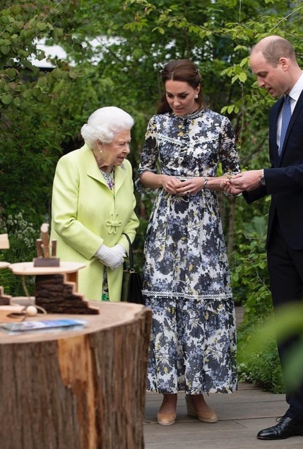 قصر باكنغهام ينشر صورة رسمية جديدة للملكة بمناسبة عيد ميلادها الـ96