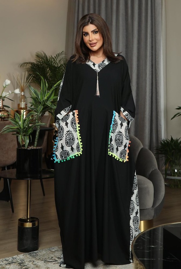 الهام الفضالة في عباءة سوداء