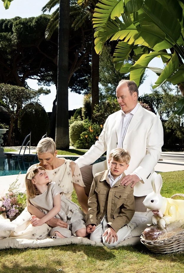 الأميرة تشارلين تظهر في الصور الجديدة للعائلة الحاكمة لإمارة موناكو بمناسبة عيد الفصح