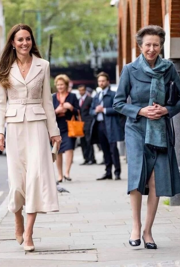 كيت ميدلتون والأميرة آن تقومان بأولى مهماتهما الرسمية المشتركة