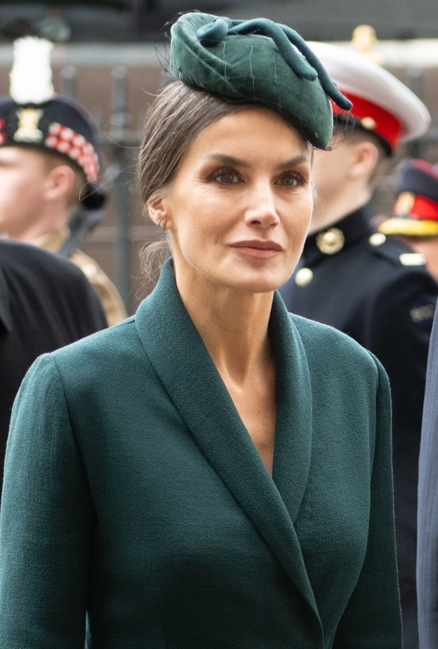 الملكة ليتيزيا بمجوهرات ملكية ناعمة في الذكرى الأولى لوفاة الأمير فيليب