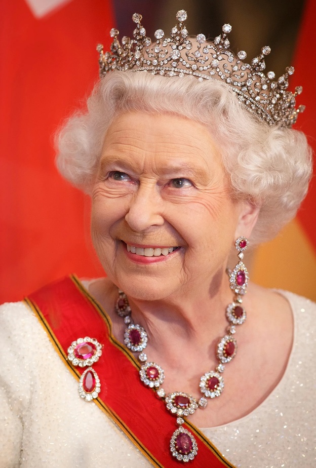 أفخم مجوهرات الملكة إليزابيث الخالدة