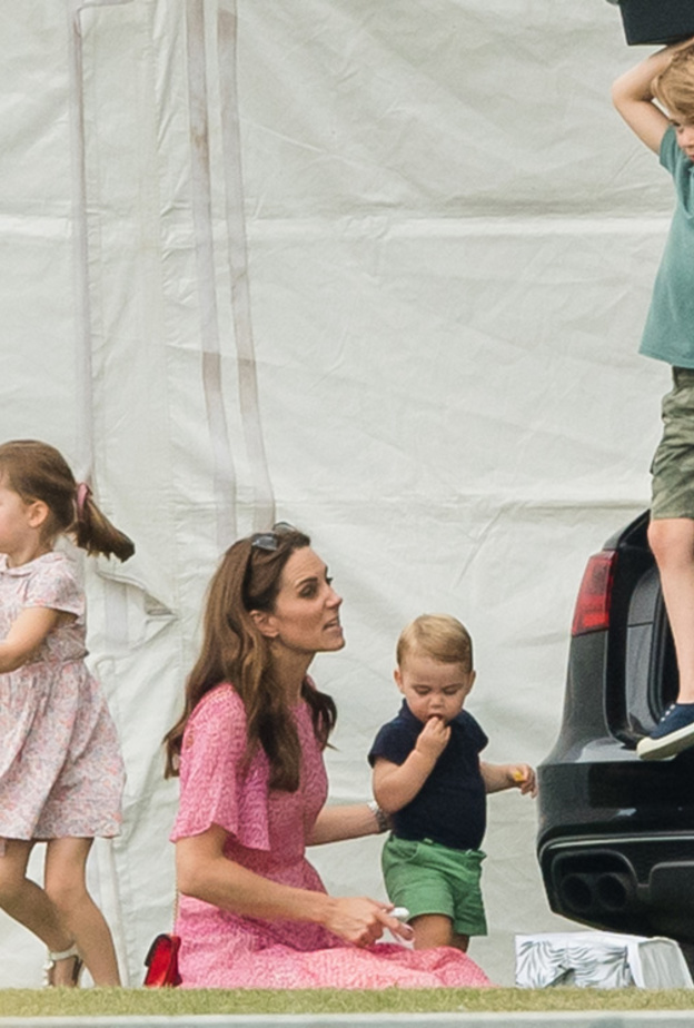 كيت ميدلتون تشعر بالتعاسة بسبب قضائها لفترات طويلة من الوقت بعيدا عن أطفالها الثلاثة