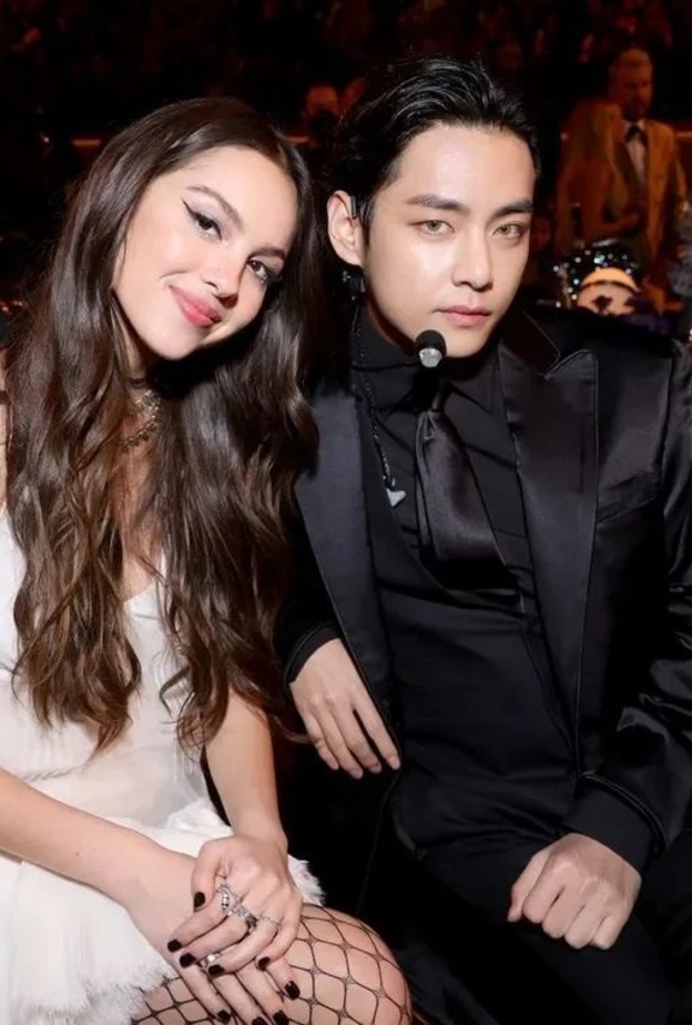 V نجم فرقة BTS واوليفيا رودريغو