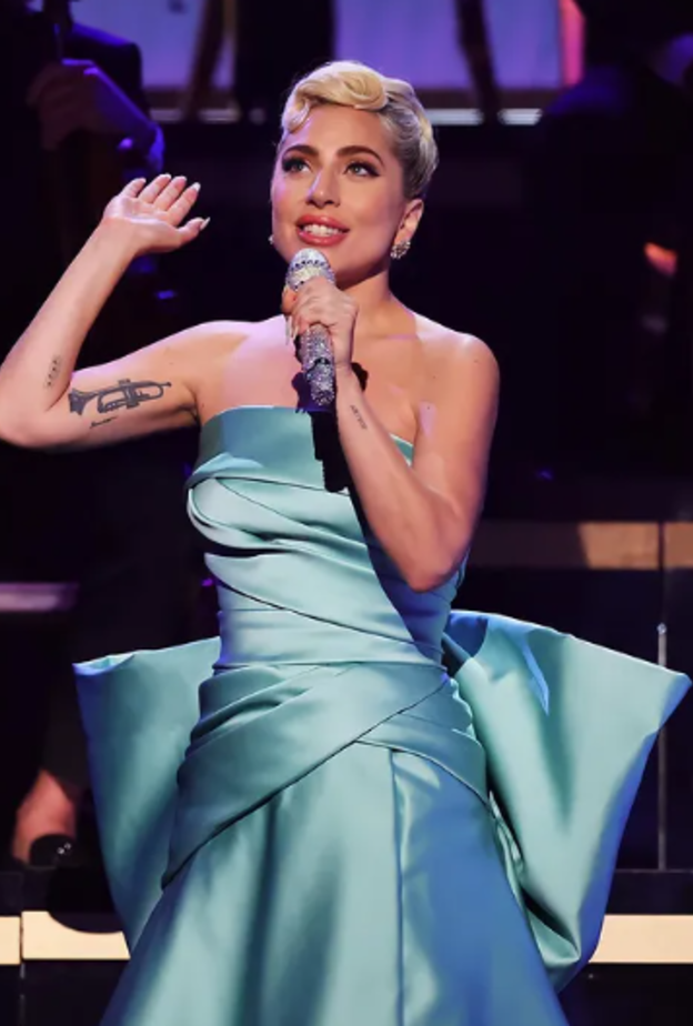 ليدي غاغا بفستان من تصميم إيلي صعب