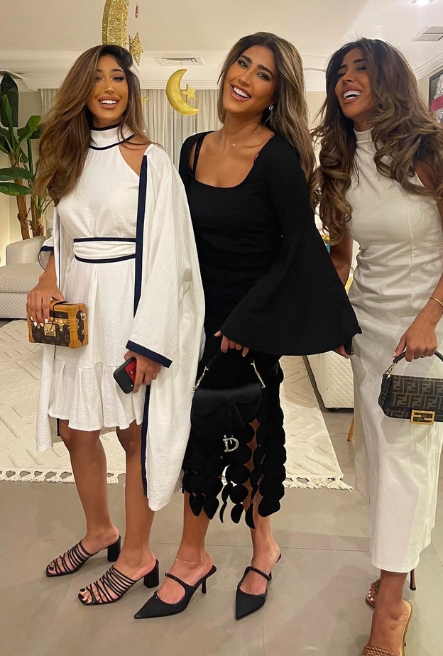 ليلى عبد الله وشقيقتاها