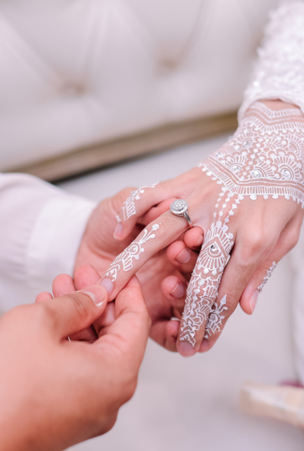 رسومات حناء باللون الأبيض لعروس عيد الفطر 2022