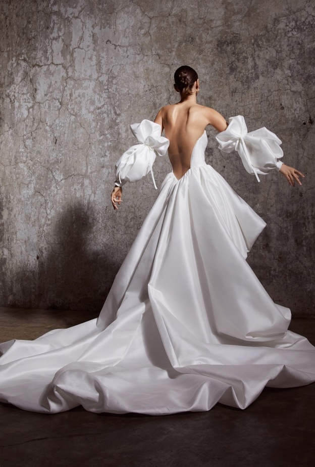 فساتين زفاف بصيحة الظهر المكشوف من أسبوع الموضة العرائسي 2023