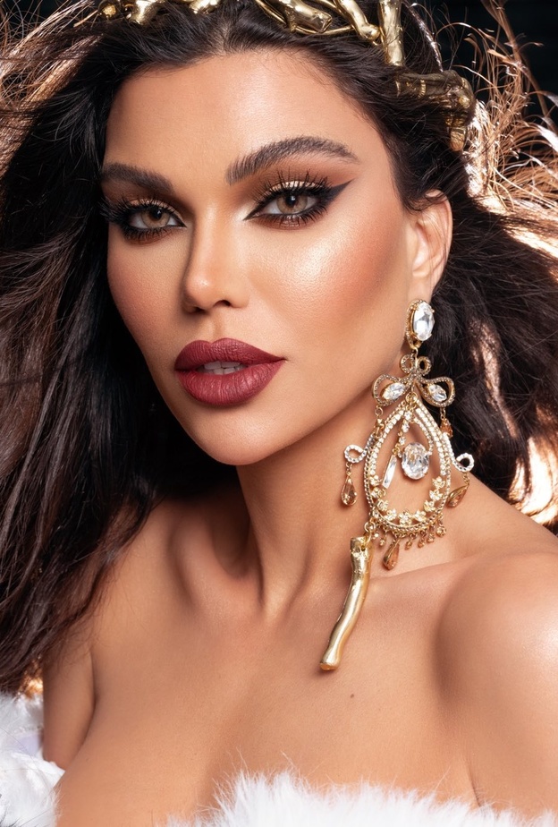 أفكار مكياج برغندي ذهبي لعروس ربيع 2022
