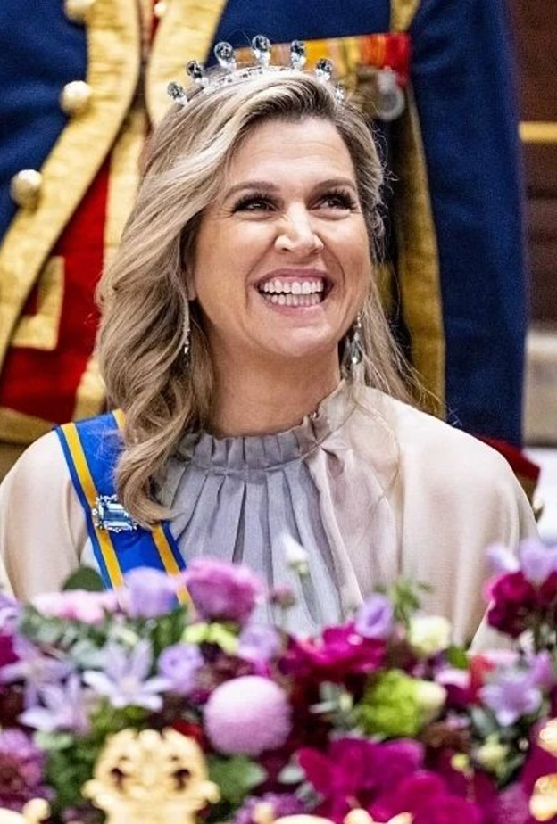 الملكة ماكسيما تظهر بتاج ملكي مبهر في مهمة رسمية جديدة