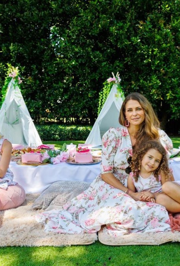 الأميرة مادلين تنشر صورة رسمية جديدة بصحبة ابنتيها