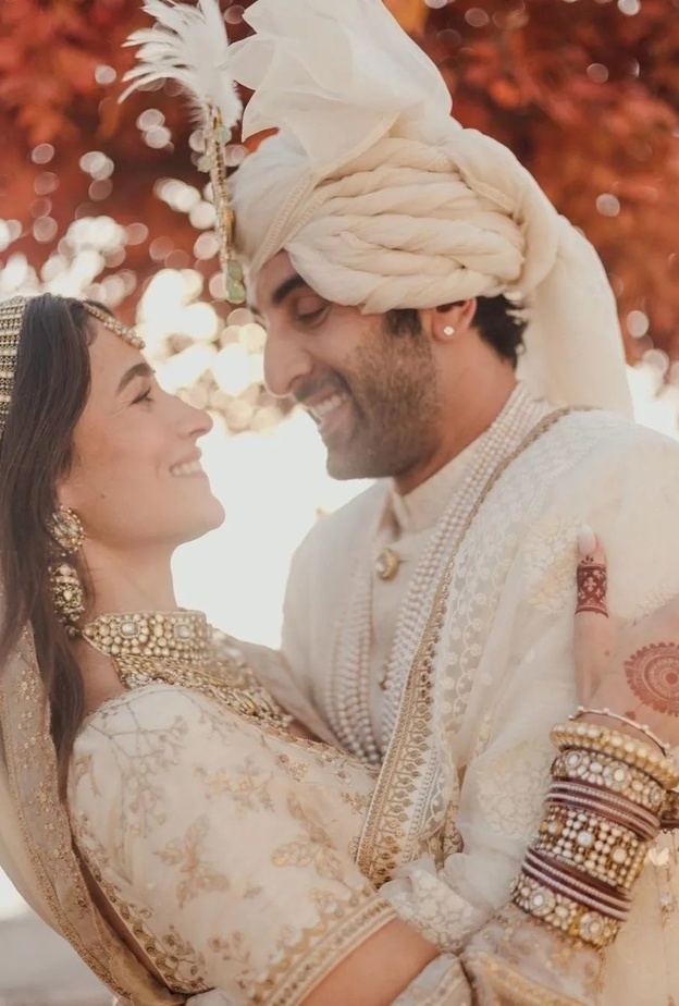 شاهدي المجوهرات وخاتم الخطبة الماسي المبهر الذي تزينت به عليا بهات في حفل زفافها