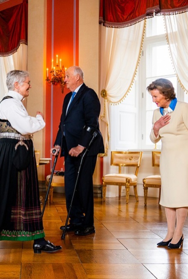 الملك هارالد والملكة سونيا يستضيفان حفل استقبال للحاصلين على ميداليات الملك للاستحقاق