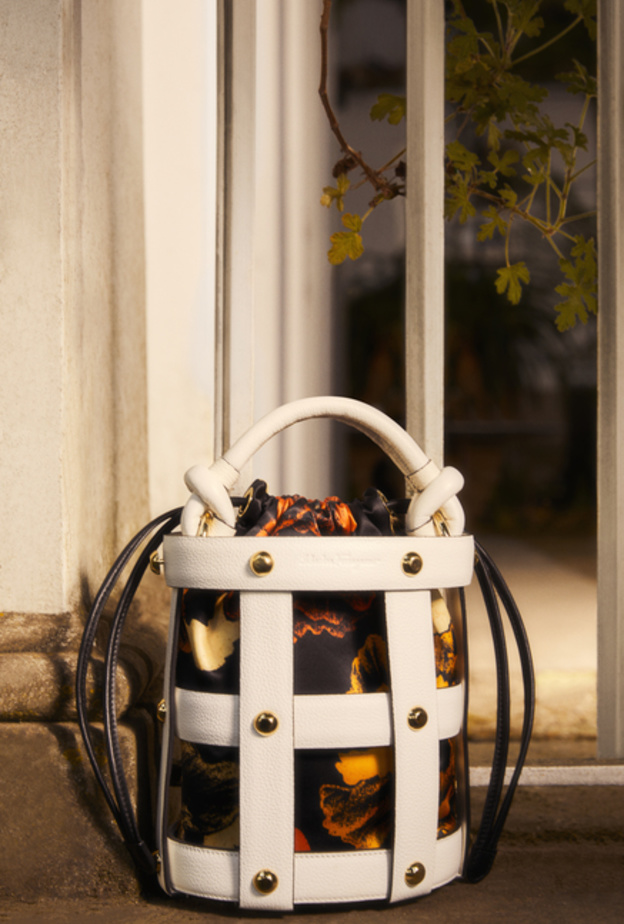 حملة Ferragamo ADV لربيع-صيف 2022: صيف ملؤه الجمال والفرص