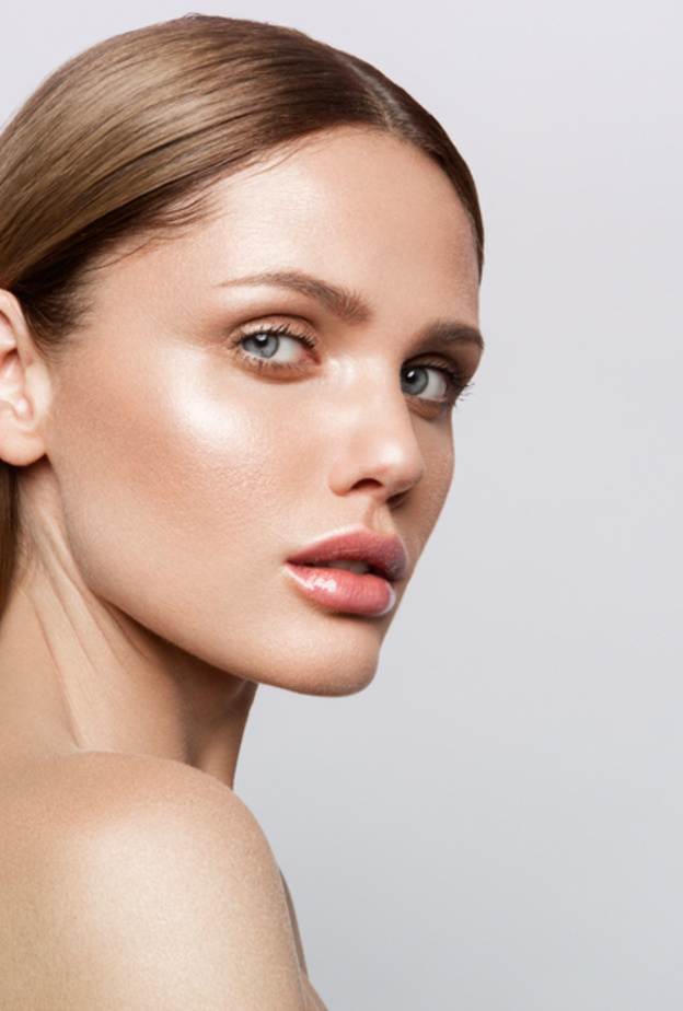 طريقة استخدام الموز لتطبيق أحمر شفاه نباتي