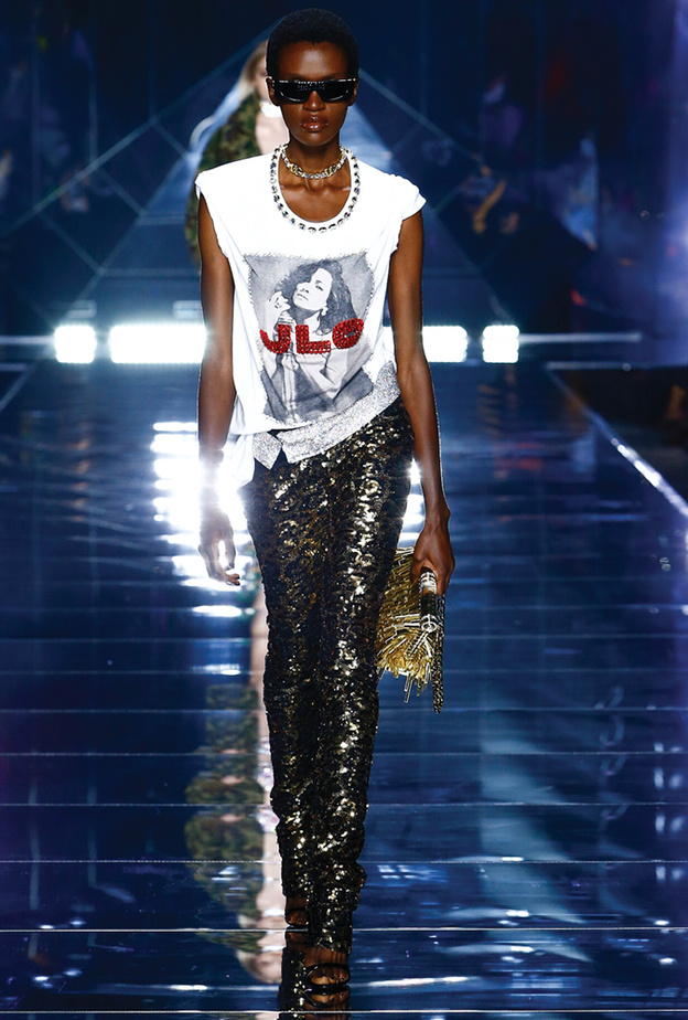 اكتشفي تشكيلة دولتشي آند غابانا من الأزياء النسائية لموسم ربيع وصيف 2022 