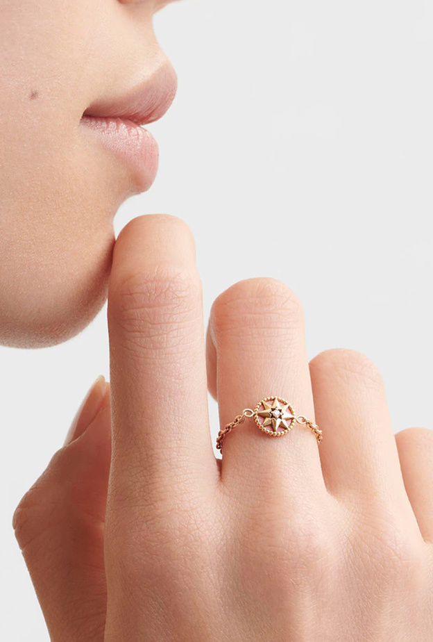 أبرز موديلات خواتم سلسلة للتكديس بنعومة في نهار الربيع