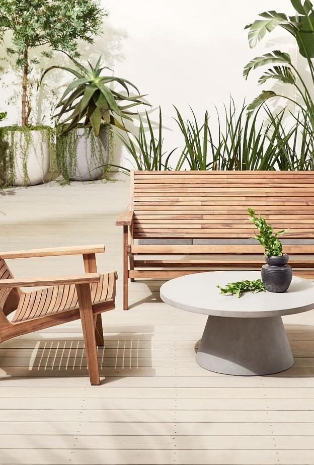 أثاث خشبي للجلسات الخارجية