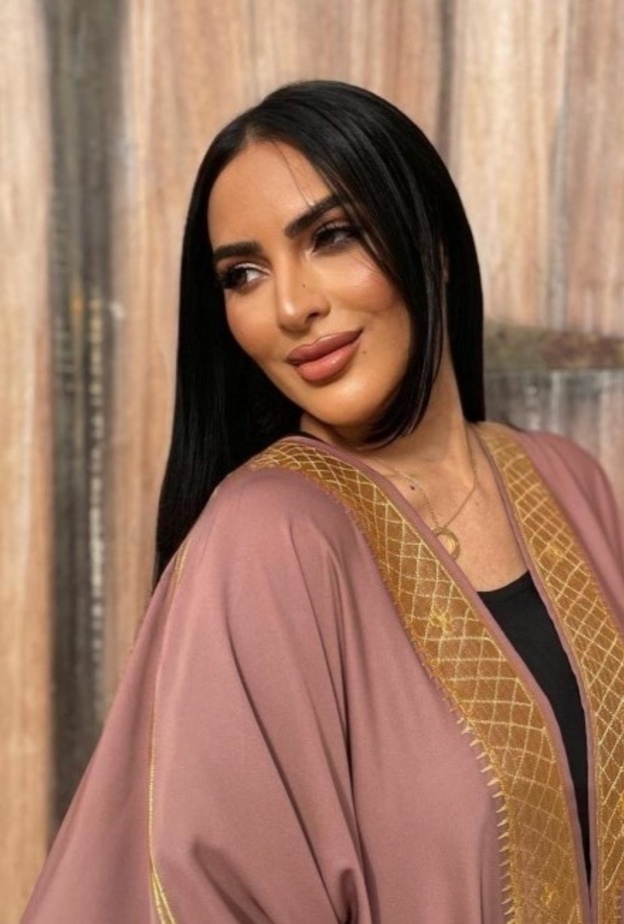 أجمل إطلالات الفاشينيستا السعودية "آية فيصل" بالعبايات الملونة الصيفية