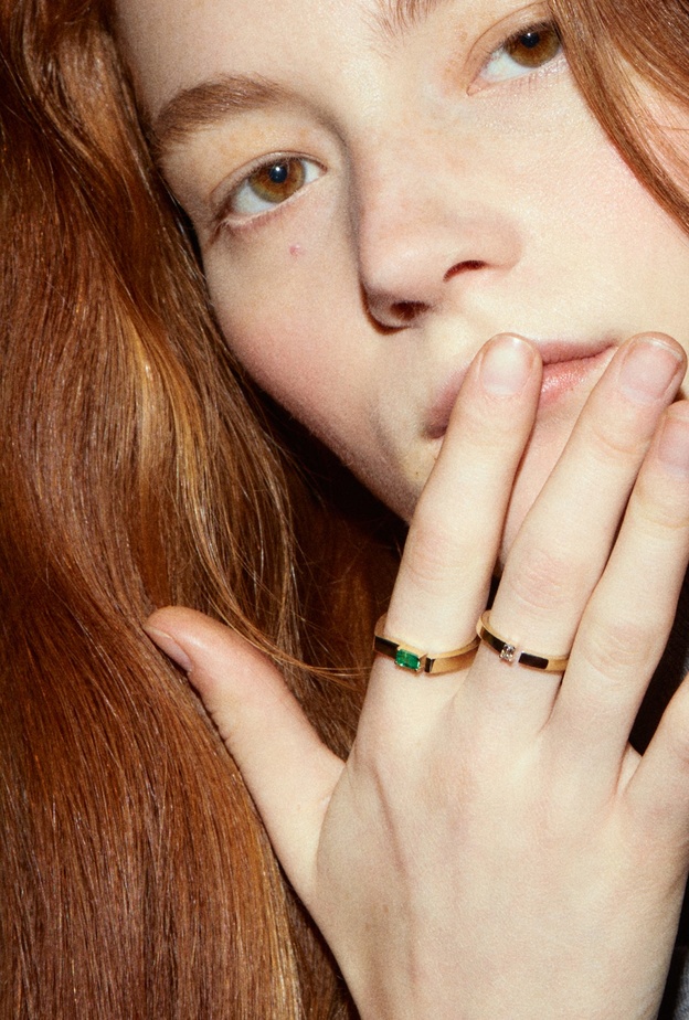 أجمل تصاميم الخواتم المفتوحة والمرصعة بالزمرد