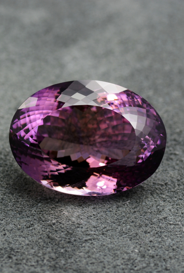 أحجار كريمة باللون الأرجواني