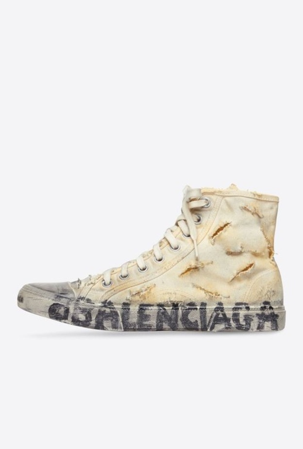 أحدثت مجموعة أحذية Balenciaga 2022، Paris Sneaker، جدلاً واسعاً هذا الأسبوع